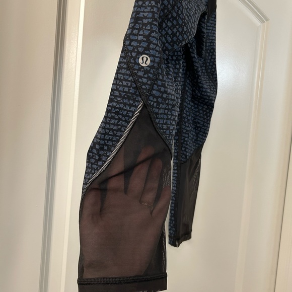 Lululemon Free Runner Crop Legging. Size 4 - Picture 4 of 8